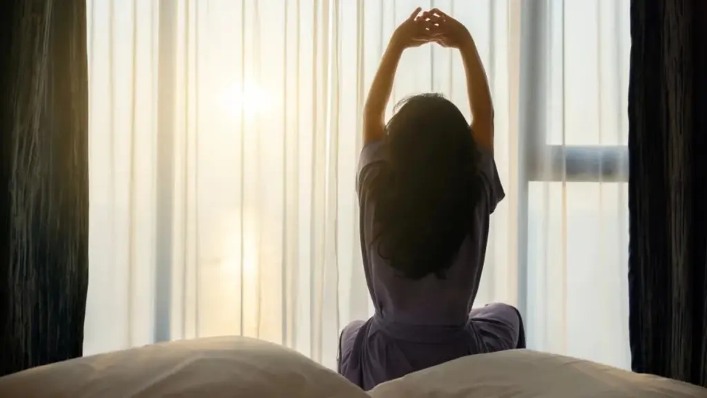 El secreto de 20 minutos para decir adiós al cansancio matutino: la luz natural