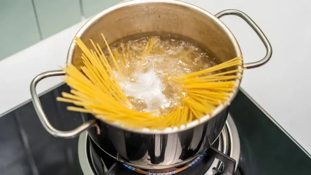 El secreto de los chefs para una pasta perfecta: empiezas con agua fría y te sorprenderá el resultado