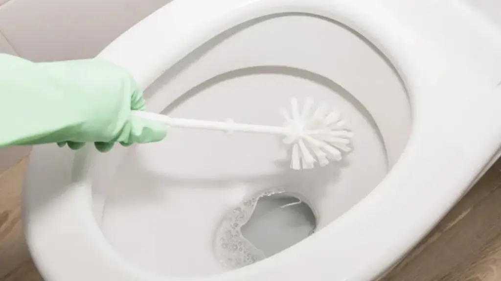 El secreto para dejar tu inodoro impecable: Olvídate de las manchas para siempre