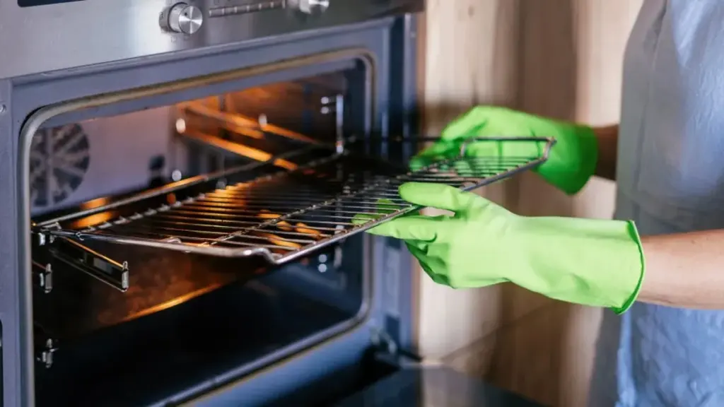El truco para limpiar las rejillas del horno en 20 minutos (sin frotar)