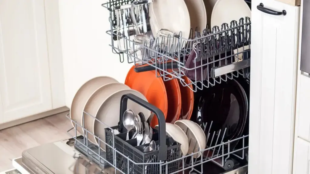 El truco secreto para duplicar el espacio en tu lavavajillas (y olvidarte de los platos a mano)