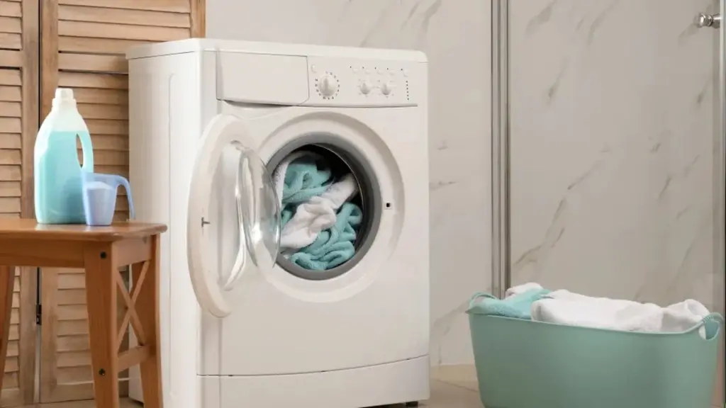 Lava tu ropa de forma inteligente: 3 hábitos secretos que disparan tu factura de luz