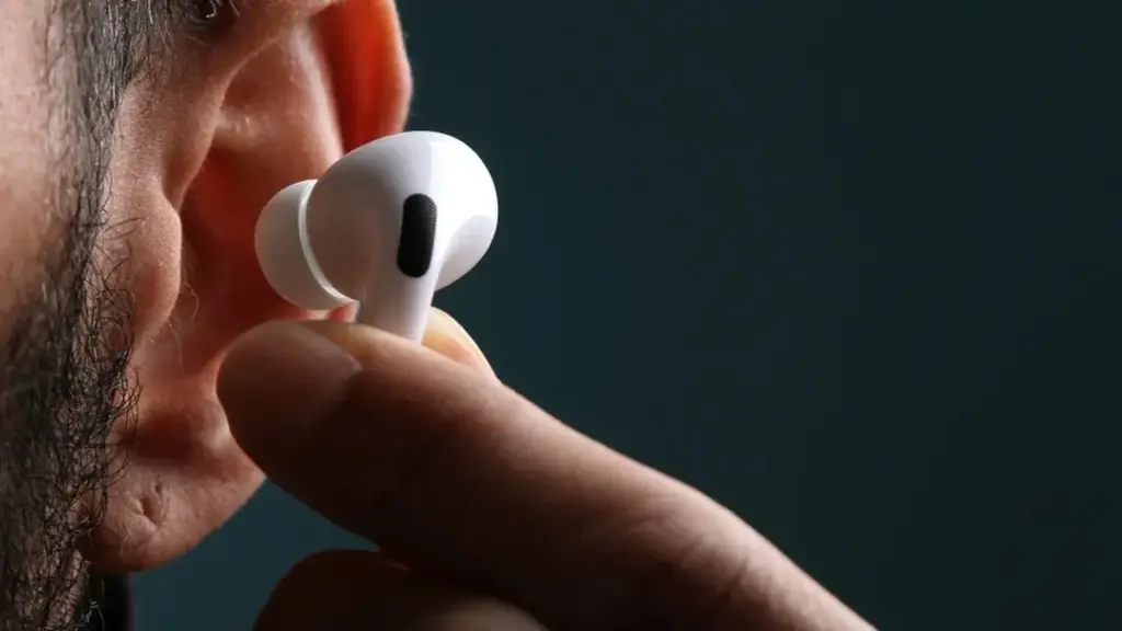 Los auriculares suben el volumen de tus problemas: cómo proteger tus oídos de un peligro silencioso