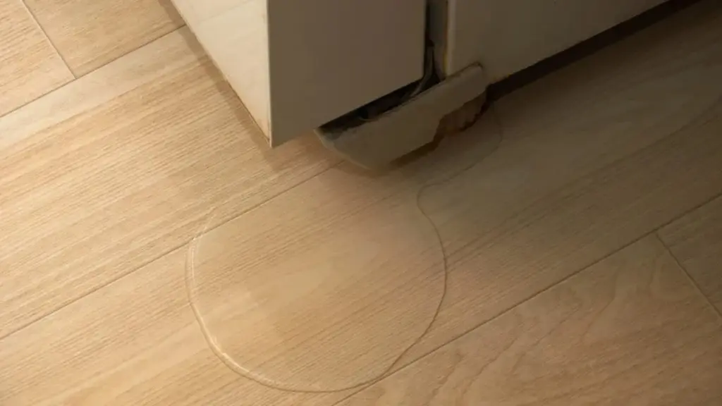 Por qué el frigorífico gotea agua y cómo solucionarlo