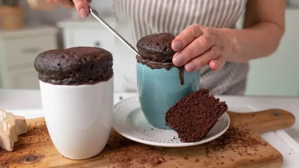 ¡Postres deliciosos en 60 segundos! 3 tartas de taza que te salvarán la vida