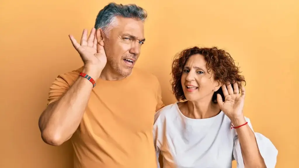 Ruido en la relación: Así afecta la pérdida auditiva a tu vida en pareja