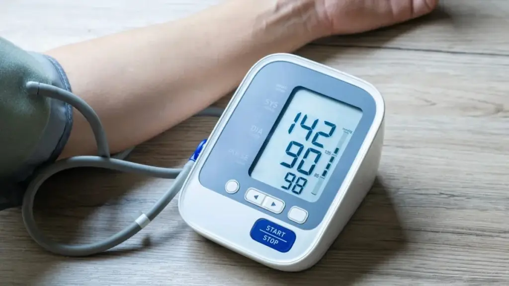 ¿Tienes presión alta? El peligroso hábito que debes evitar nada más despertar