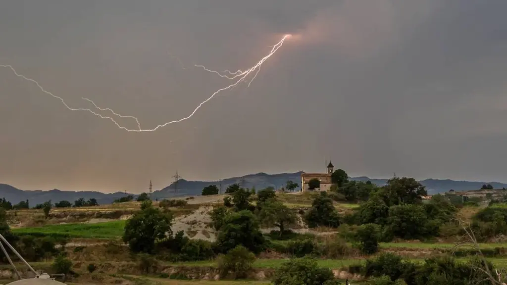Nou comarcas de Cataluña en alerta por fuertes tormentas: el Meteocat amplía e intensifica los avisos
