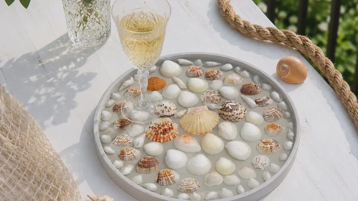 Decorar una bandeja con conchas: decoración veraniega para la mesa fácil de hacer